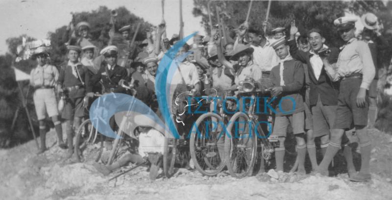 Οι πρόσκοποι της Κοκκινιάς (Νικαία) σε εκδρομή με ποδήλατα στον Σκαραμαγκά το 1936.