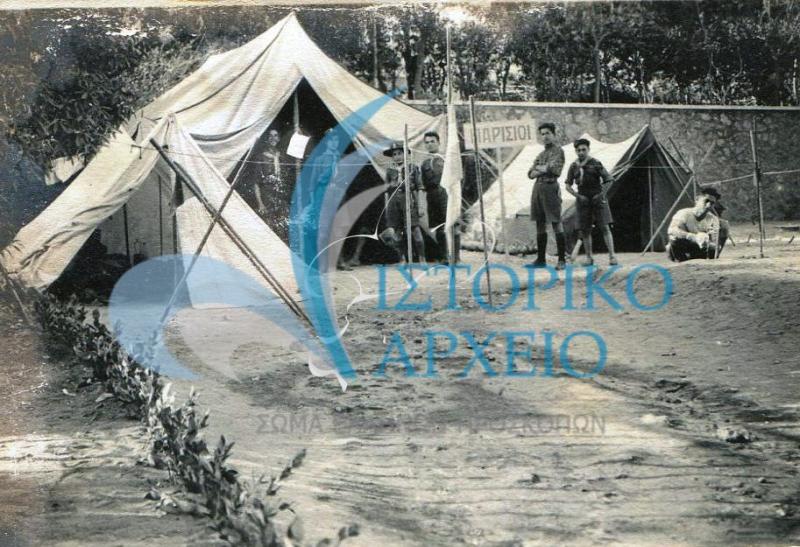 Η γωνία της ελληνικής ομάδας Παρισίων στο χώρο του Μαρασλείου κατά την Πανελλήνια προσκοπική συνάντηση το 1926.