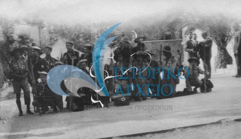 Ο ΓΕ Χρ. Μπιρσιμιτζάκης με προσκόπους της Σύρου κατά την αποχώρησή τους από την πανελλήνια προσκοπική συνάντηση στην Αθήνα το 1926. 