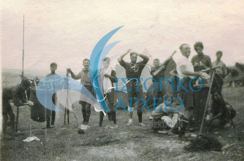 Η ελληνική προσκοπική ομάδα Παρίσιων στον χώρο κατασκήνωσής της κατά την διάρκεια εκδρομής τη δεκαετία του `20.