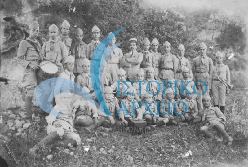 Οι πρώτοι πρόσκοποι Ρόδου το 1921 με τον ιδρυτή τους Θ. Γεωργιάδη στο μέσο και τον αρχηγό Ε. Παπαδόπουλο. Στη πρώτη γραμμή διακρίνεται μεταξύ των καθήμενων και με το σήμα του Ερυθρού Σταυρού ο μετέπειτα ήρωας του ελληνοιταλικού πολέμου Αλέξανδρος Διάκος.