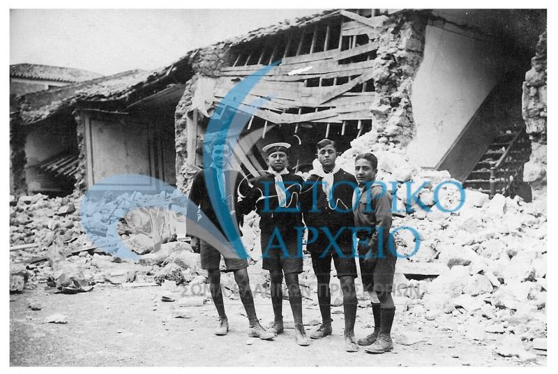 Πρόσκοποι από την Αθήνα σε δράση προσφοράς μετά τους σεισμούς στη Κόρινθο το 1928.