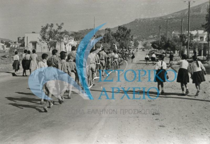 Πρόσκοποι της Ηλιούπολης γυρίζουν στην εστία τους μετά από εκδήλωση το 1957.