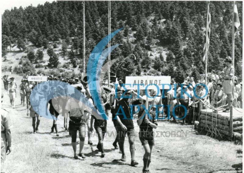 Προσκοπικές ομάδες σε παρέλαση προ του Διαδόχου Κωνσταντίνου κατά την έναρξη του Τζάμπορη Ιωβηλαίου στην Αμφίκλεια το 1960.