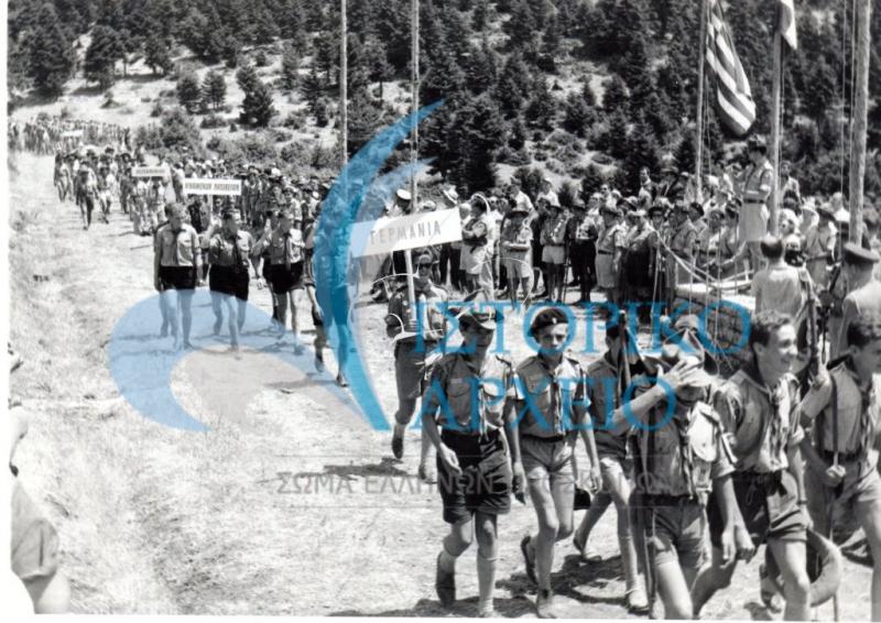Ομάδες αποδήμων Ελλήνων Προσκόπων σε παρέλαση προ του Διαδόχου Κωνσταντίνου κατά την έναρξη του Πανελληνίου Τζάμπορη Ιωβηλαίου στην Αμφίκλεια το 1960.