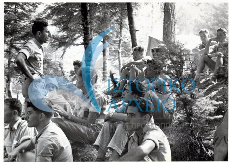 Πρόσκοποι κάτω από την σκιά των πεύκων την πρώτη μέρα του Τζάμπορη Ιωβηλαίου στην Αμφίκλεια το 1960.