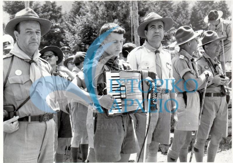 Φωτογραφίες από το 2ο Πανελλήνιο Τζάμπορη που πραγματοποιήθηκε με την ευκαιρία του Ιωβηλαίου του ΣΕΠ (πενήντα χρόνια) τον Αύγουστο του 1960 στην Αμφίκλεια Παρνασσού. 
