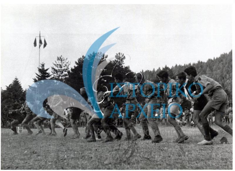 Πρόσκοποι σε παιχνίδι διελκυνστίνδας στο Τζάμπορη Ιωβηλαίου στην Αμφίκλεια το 1960.
