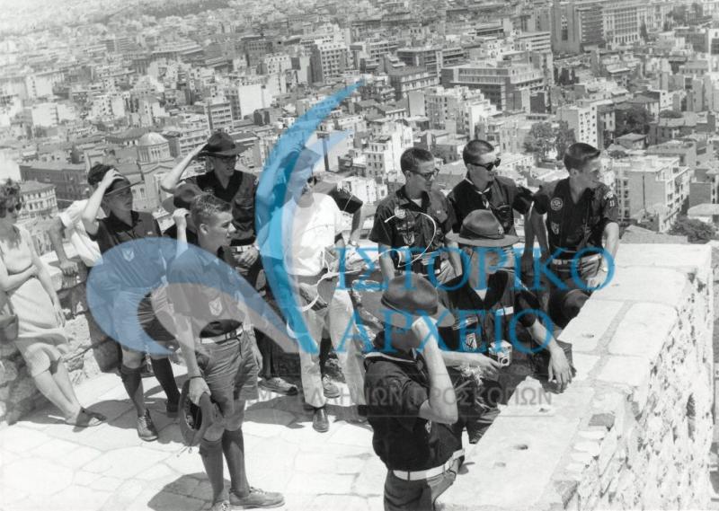 Αντιπροσωπεία Αμερικανών προσκόπων που συμμετείχε στο 11ο Τζάμπορη του Μαραθώνα το 1963 μετά από ξενάγηση στην Ακρόπολη αγναντεύουν την Αθήνα από ψηλά. 