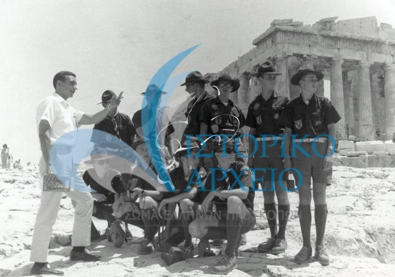 Ομάδα Αμερικανών Προσκόπων που συμμετείχε στο 11ο Τζάμπορη του Μαραθώνα σε ξενάγηση στην Ακρόπολη Αθηνών το 1963.