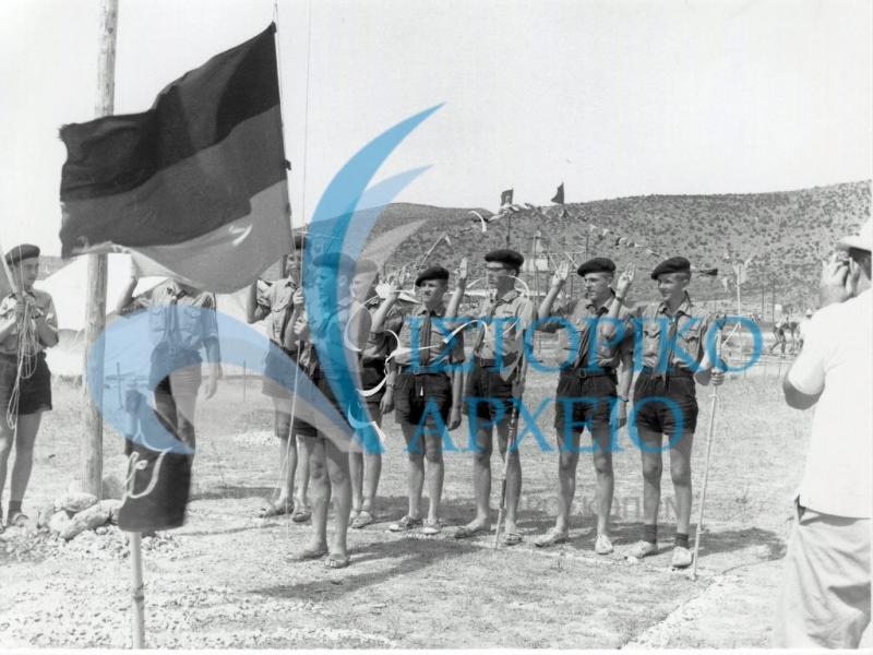 Η Γερμανική Ομάδα σε έπαρση Σημαίας στη κατασκήνωση όπου συμμετείχε στο 11ο Τζάμπορη του Μαραθώνα το 1963.