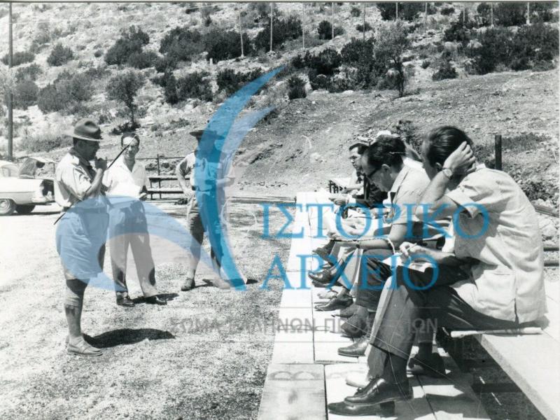Ο Γ. Έφορος Δ. Αλεξάτος ενημερώνει δημοσιογράφους στο Μαραθώνα λίγες μέρες πριν την έναρξη του 11ου Τζάμπορη το 1963.