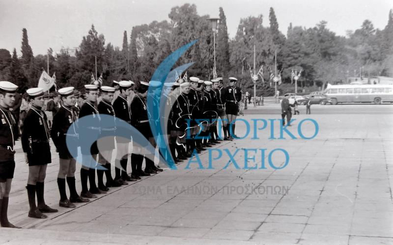 Ναυτοπρόσκοποι σε παράταξη κατά τη διάρκεια εκδήλωση έξω από το Παναθηναϊκό Στάδιο το 1971.