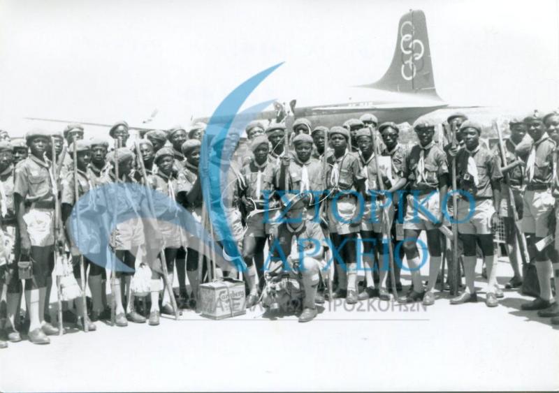 Αποστολή προσκόπων από την Νιγηρία καταφθάνουν στο Αεροδρόμιο της Αθήνας προκειμένου να συμμετέχουν στιο 11ο τζάμπορη του Μαραθώνα το 1963.