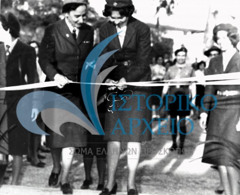 Η Πριγκίπισσα Σοφία με την Γενική Έφορο του Σώματος Ελληνίδων Οδηγών κάνουν τα εγκαίνια της εστίας Προσκόπων και Οδηγών στη Νέα Σμύρνη το 1962.