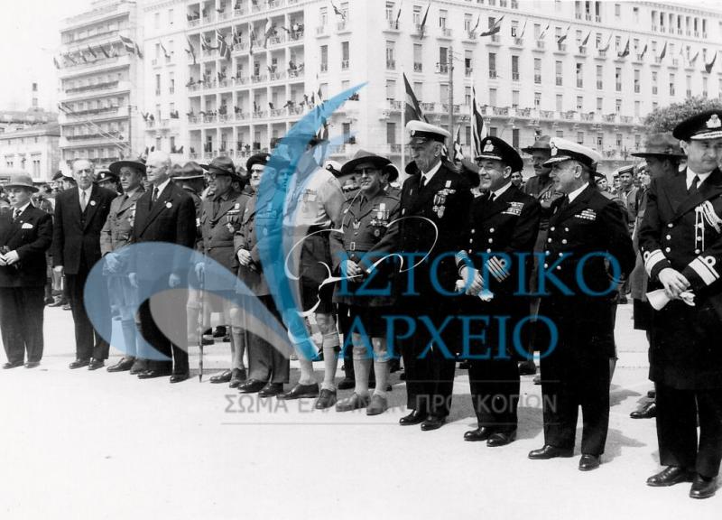 Η Γενική Εφορεία με εκπροσώπους του Στρατού και άλλους επίσημους κατά την κατάθεση στεφάνου για τα 50 χρόνια λειτουργίας του ΣΕΠ τον Απρίλιο του 1960.