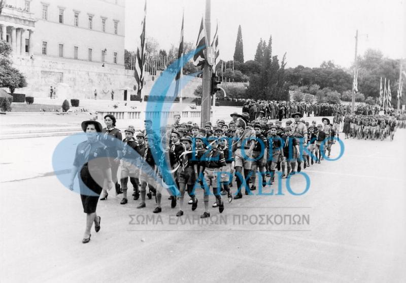 Λυκόπουλα της Αθήνας στην παρέλαση για τα 50 χρόνια του ΣΕΠ.