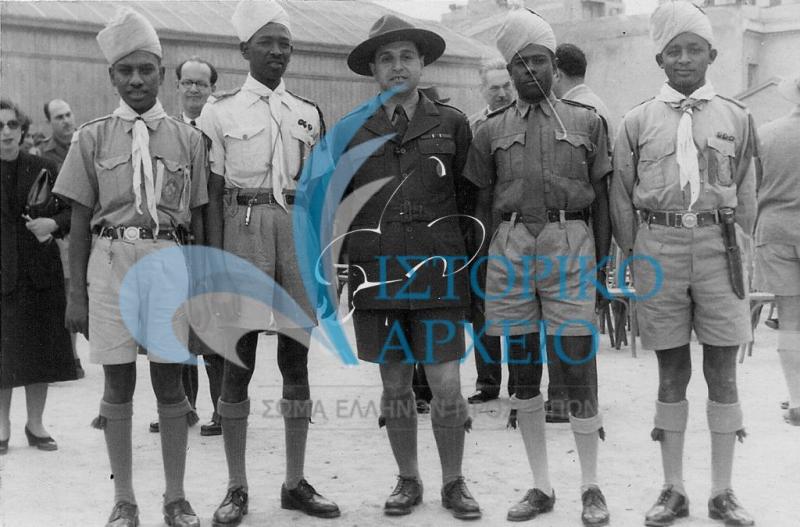 Ο έφορος Δ. Μακρίδης με αντιπροσωπεία προσκόπων του Σουδάν στα εγκαίνια της ελληνική εστίας προσκόπων και οδηγών στο Τάντα της Αιγύπτου το 1950.