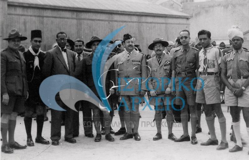 Ο Δ. Μακρίδης με αντιπροσωπείες προσκόπων από την Αρμενία, Ιταλία και Σουδάν κατά την ημέρα απονομή Μεταλλίου Εξαίρετων Πράξεων στη Σημαία της ΠΕ Αλεξάνδρειας το 1950.