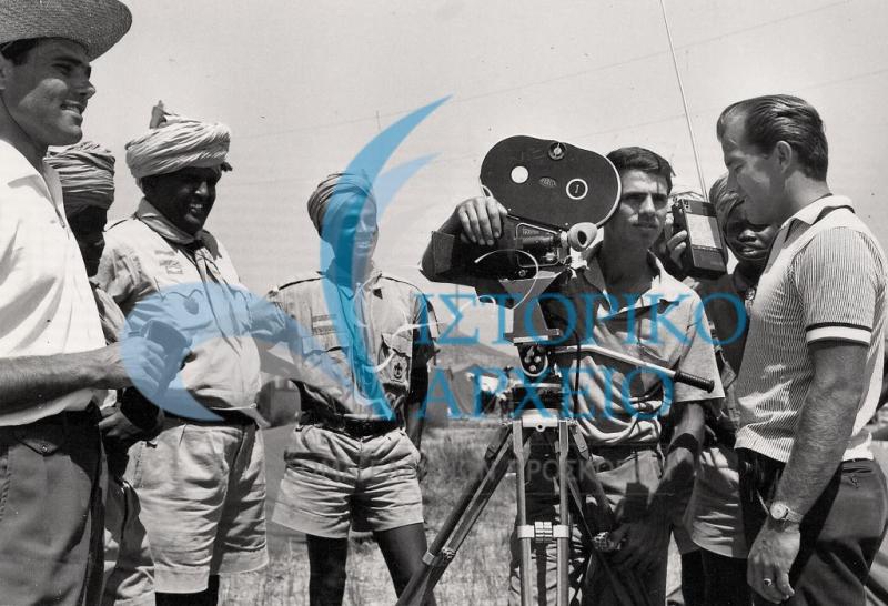 Κινηματογραφικό συνεργείο καταγράφει απόψεις από τους κατασκηνωτές του 11ου Τζάμπορη στο Μαραθώνα το 1963.