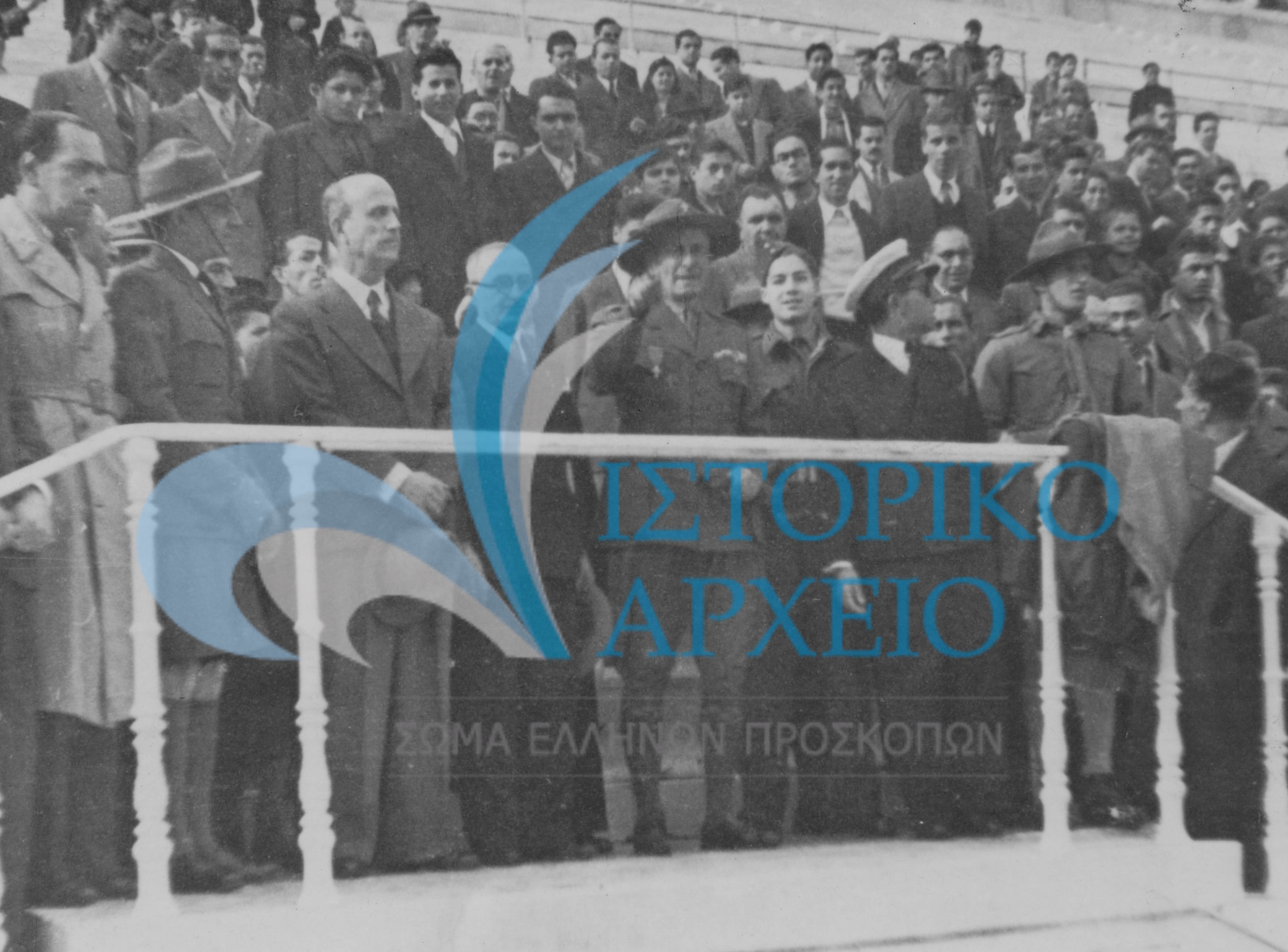 Συγκέντρωση όλων των Προσκόπων στο Παναθηναϊκό Στάδιο μετά την Απελευθέρωση το 1945. Διακρίνονται ο ΓΕ Λ. Πτέρης, ο ΓΓ Η. Ησαίας και ο σύμβουλος Μιχ. Μαντούδης.