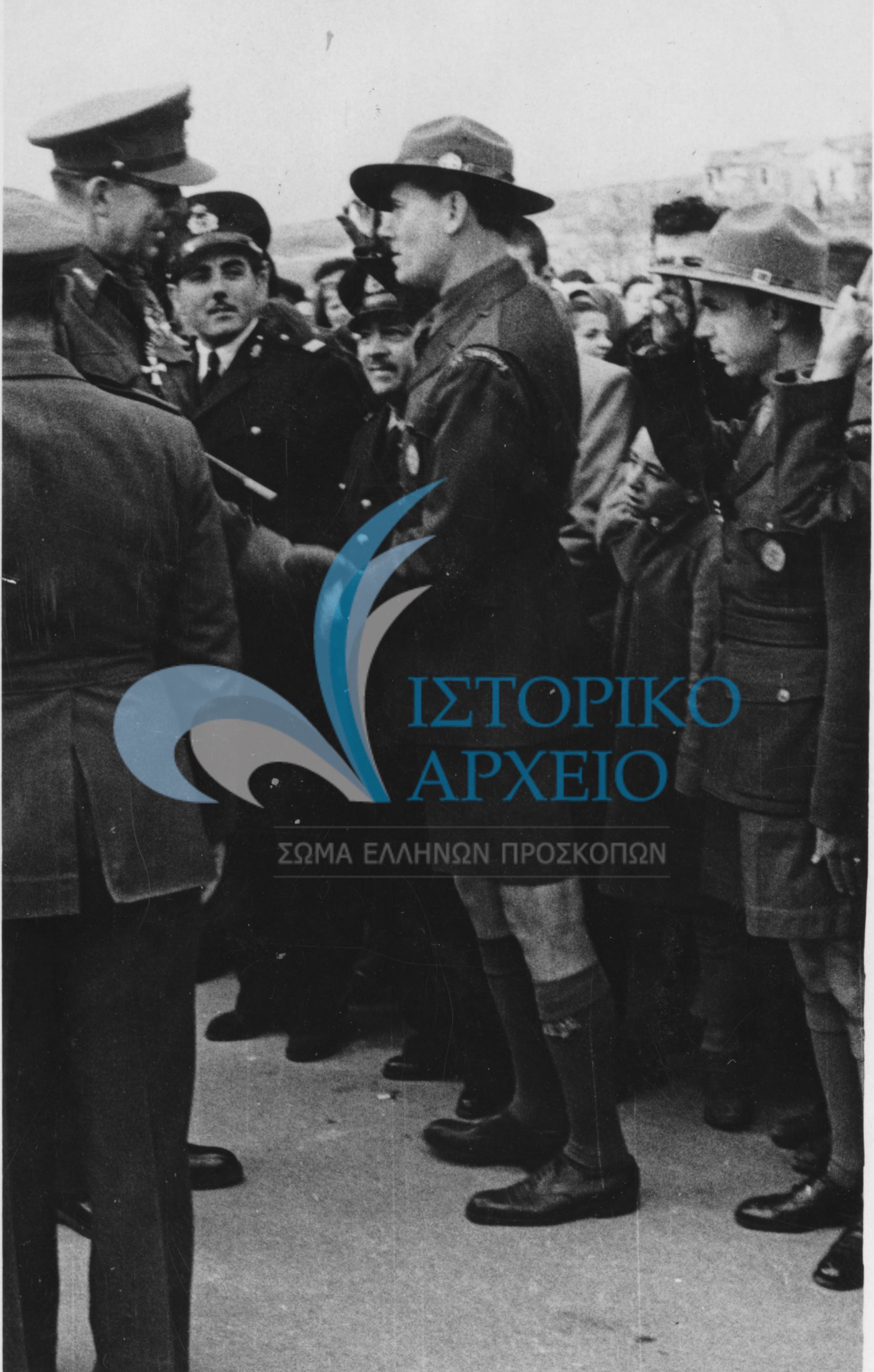 Ο ΠΕ Ξάνθης με το επιτελείο προσκόπων της περιοχής υποδέχεται τον βασιλιά Παύλο κατά την επίσκεψη του στην πόλη το 1949,