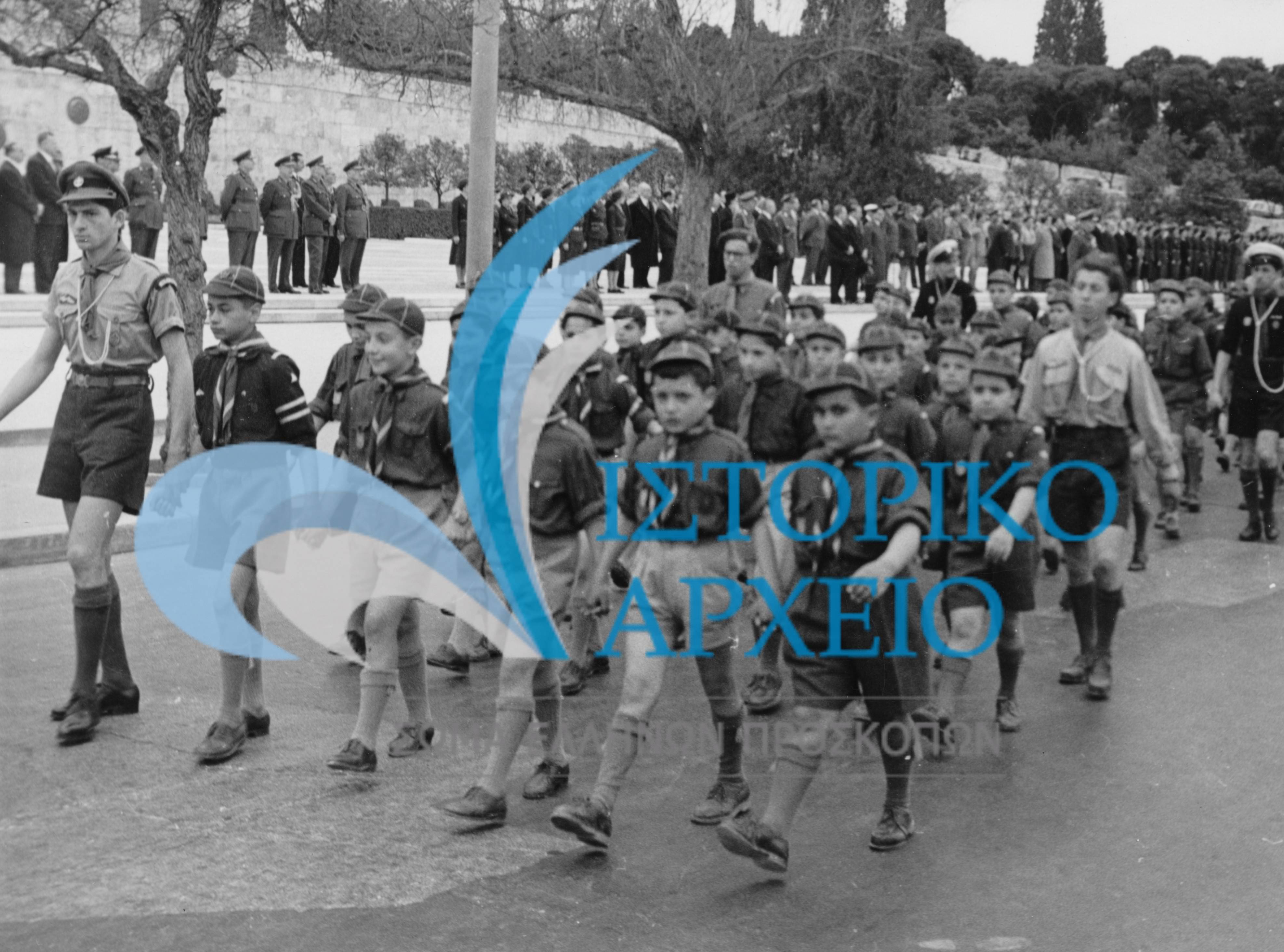 Λυκόπουλα της 4ης Αθηνών σε παρέλαση στην Αθήνα το 1954.