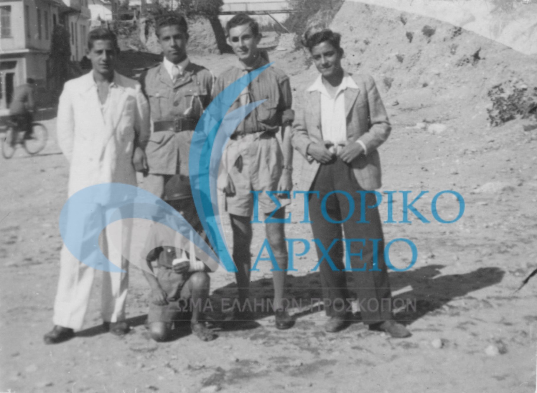 Συντροφιά προσκόπων στην Αθήνα μετά την επασύσταση του ΣΕΠ το 1945. Διακρίνεται στη μέση ο Ν. Κατσαρέλης.