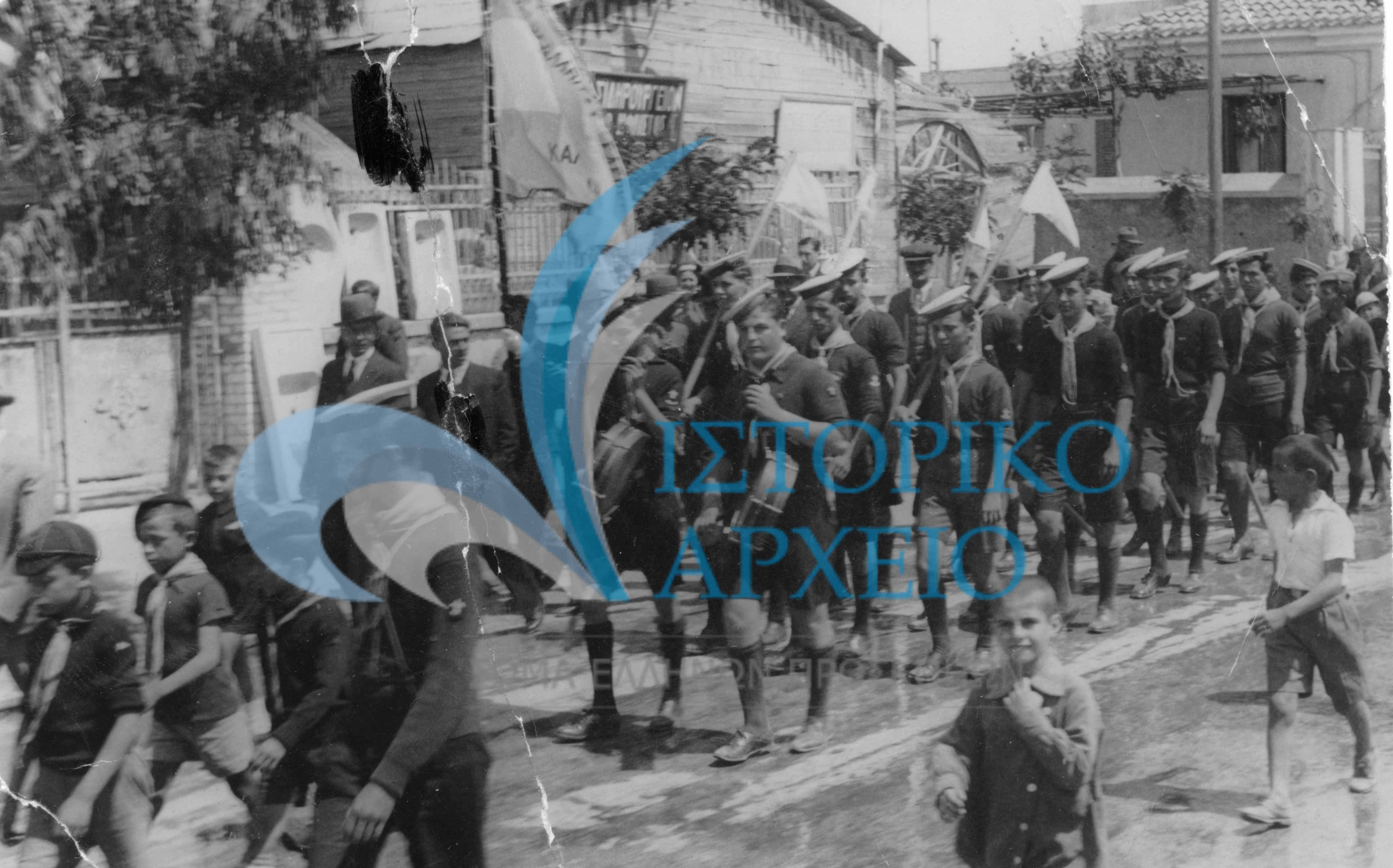 Η Ομάδα Ναυτοπροσκόπων Καλλιθέας στους δρόμους της πόλης κατά την εορτή ονομαστηρίων του Βασιλιά.