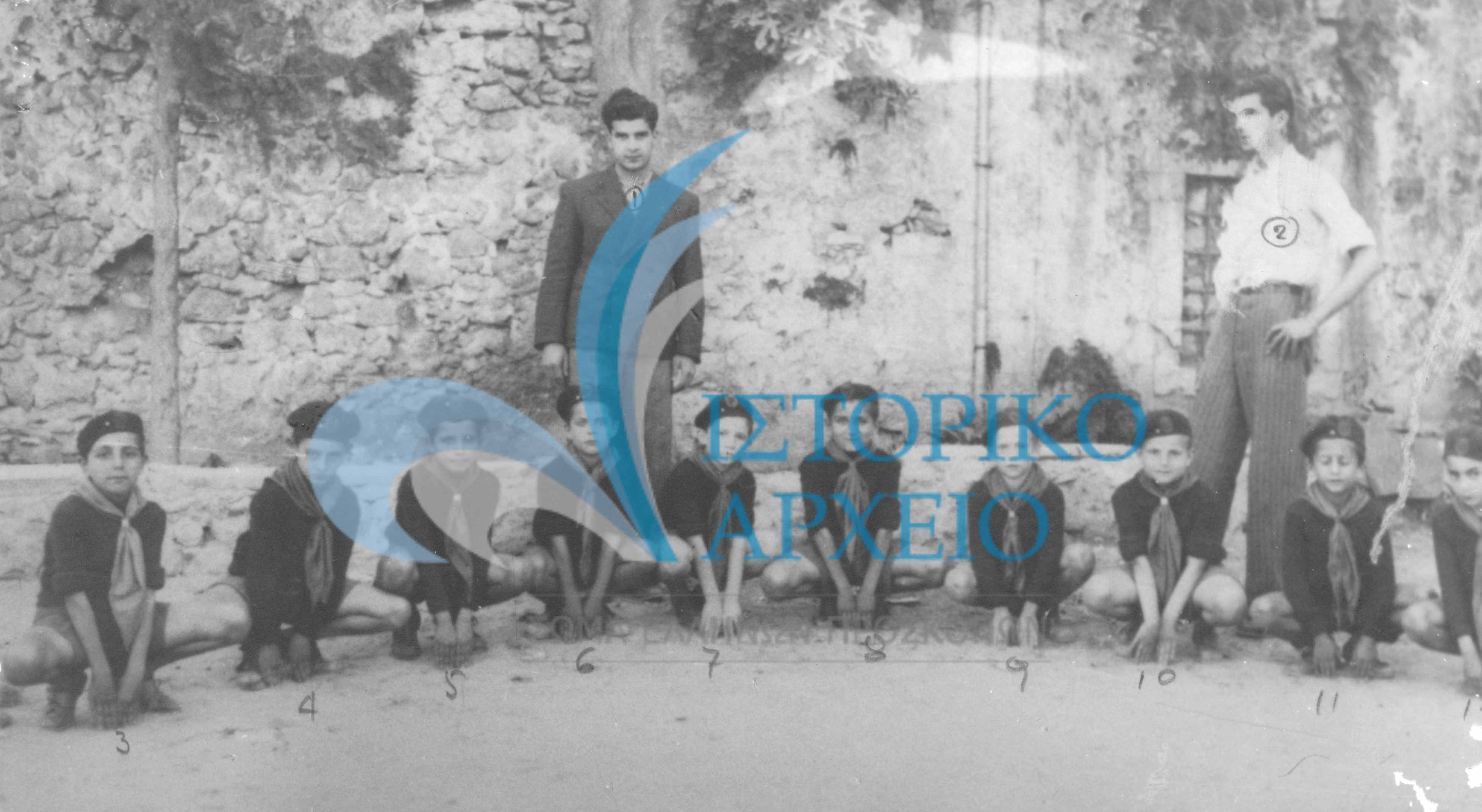 Η Αγέλη Ρεθύμνου το 1937 σε μεγάλη κραυγή. Διακρίνονται οι βαθμοφόροι Εμ. Δρανδάκης και Αν. Κουνούπας. 
