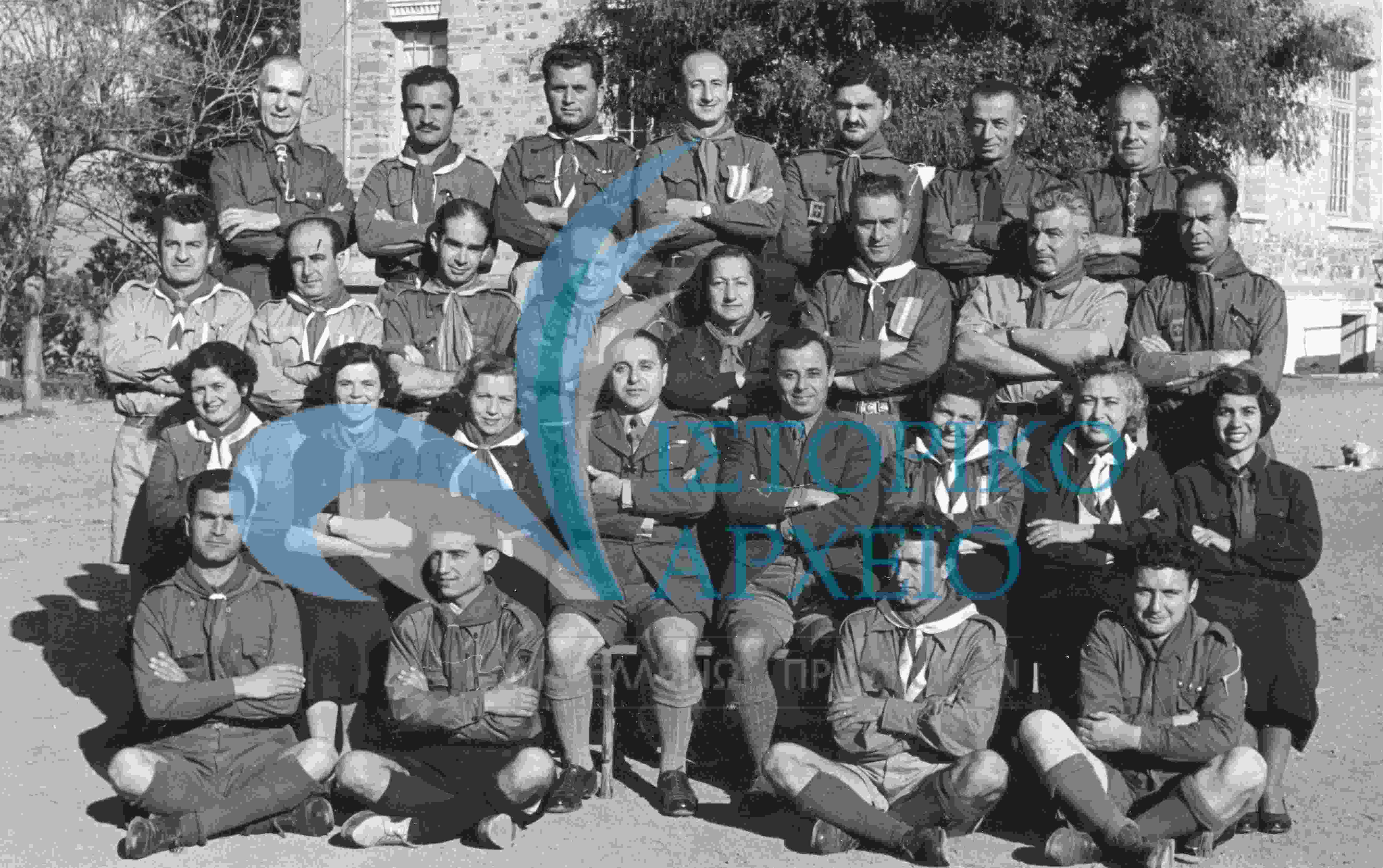 Ο Δ. Μακρίδης μαζί με εκπαιδευόμενους Σχολής Βασικής Εκπαίδευσης Τούρκων Προσκόπων που ήταν αρχηγός στη Σμύρνη το 1950.