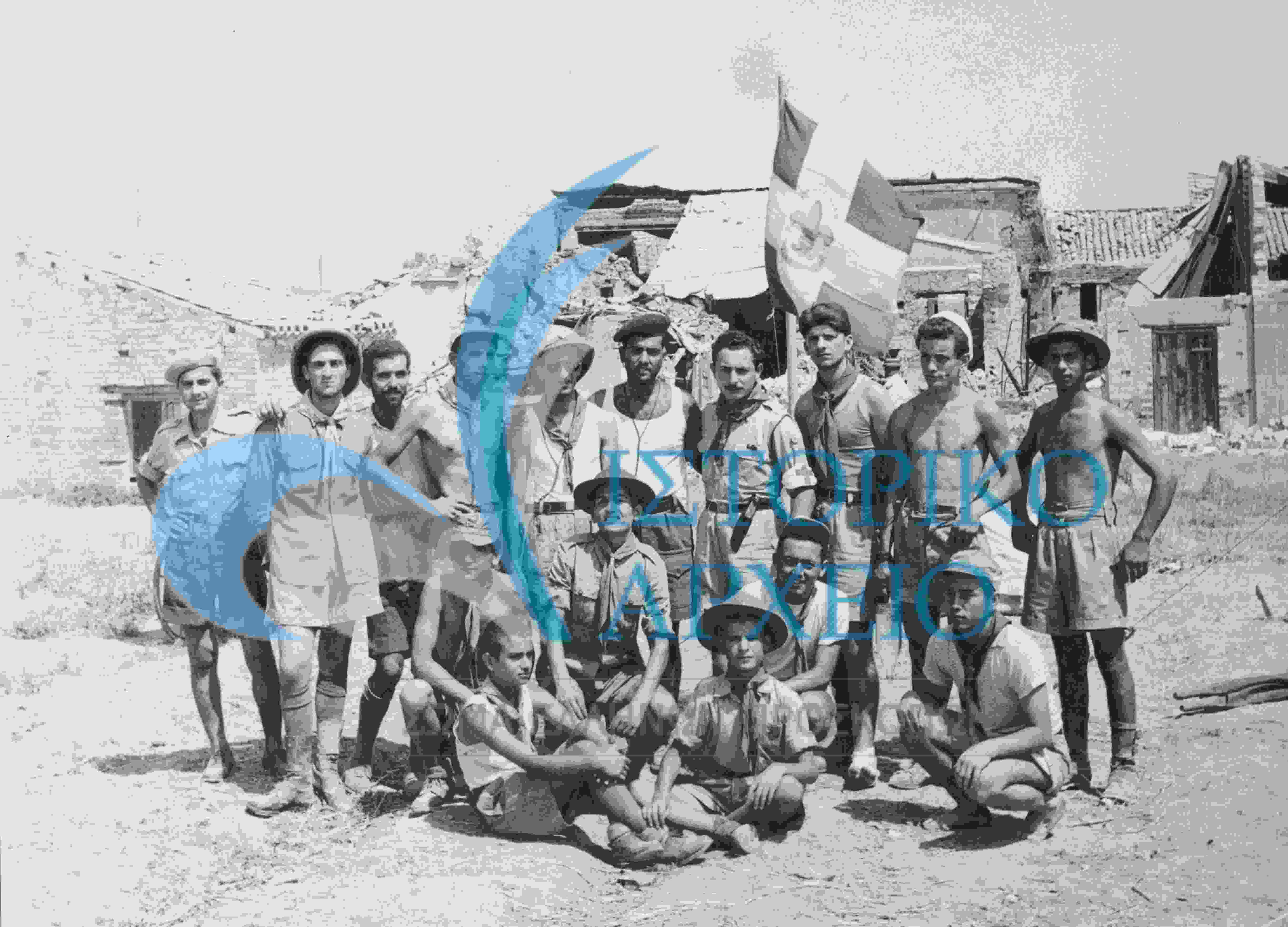 Αντιπροσωπεία προσκόπων που βοηθούσαν στην Κεφαλλονιά μετά τον σεισμό του 1953. 