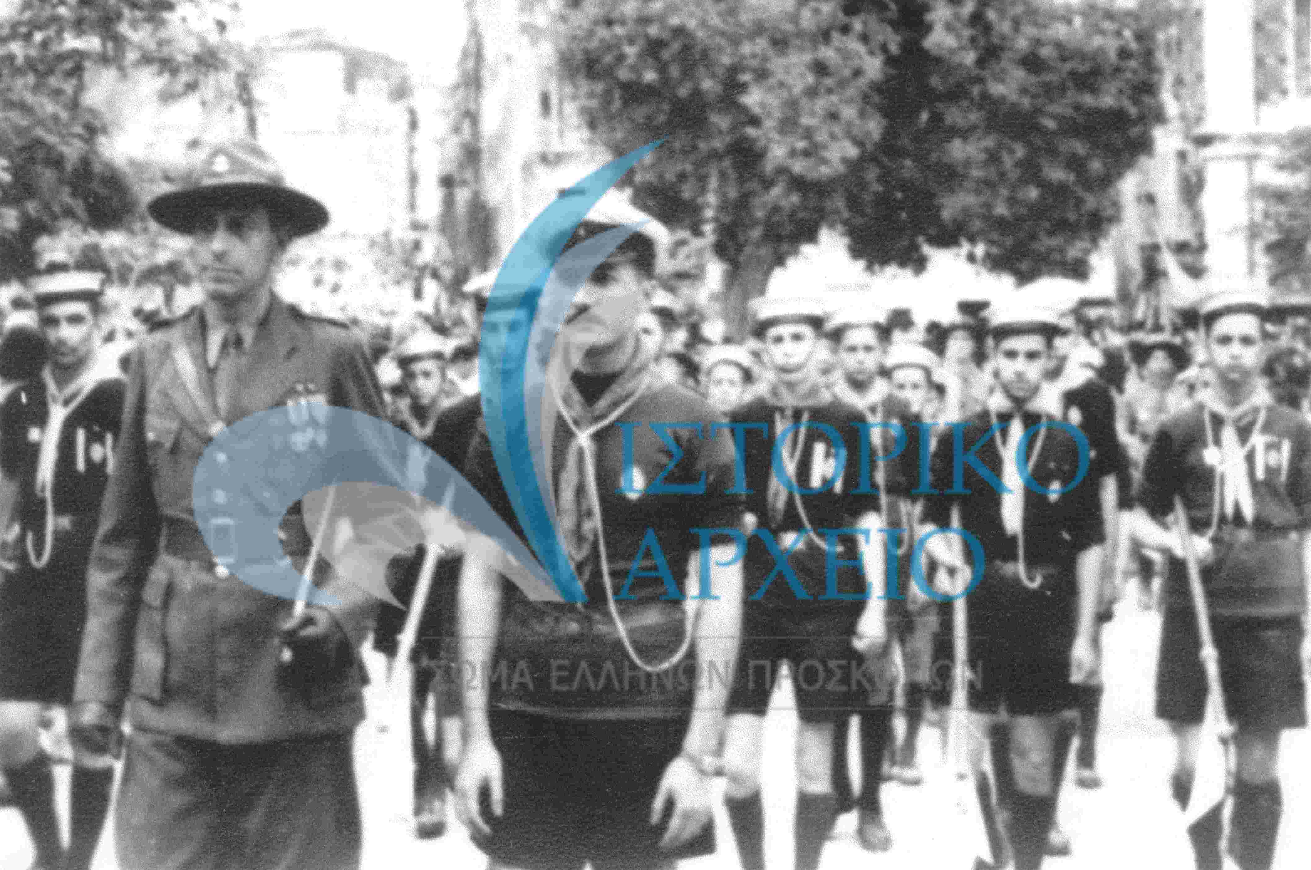 Οι ναυτοπρόσκοποι της Κέρκυρας κατά τη διάρκεια λιτανείας τη Μεγάλη Παρασκευή του 1945.