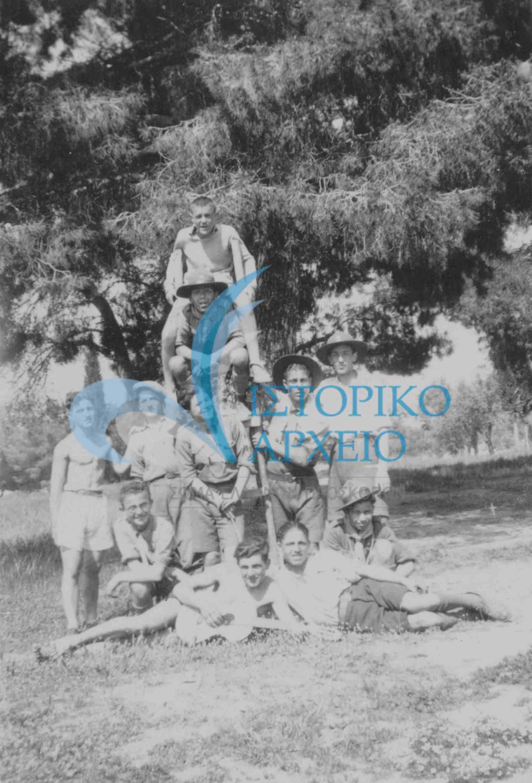 Η 6η Ομάδα Αθηνών σε προσκοπική πυραμίδα σε εκδρομή στη Λυκόβρυση το 1932. Διακρίνεται ο υπαρχηγός Αγ. Βουλγαράς.