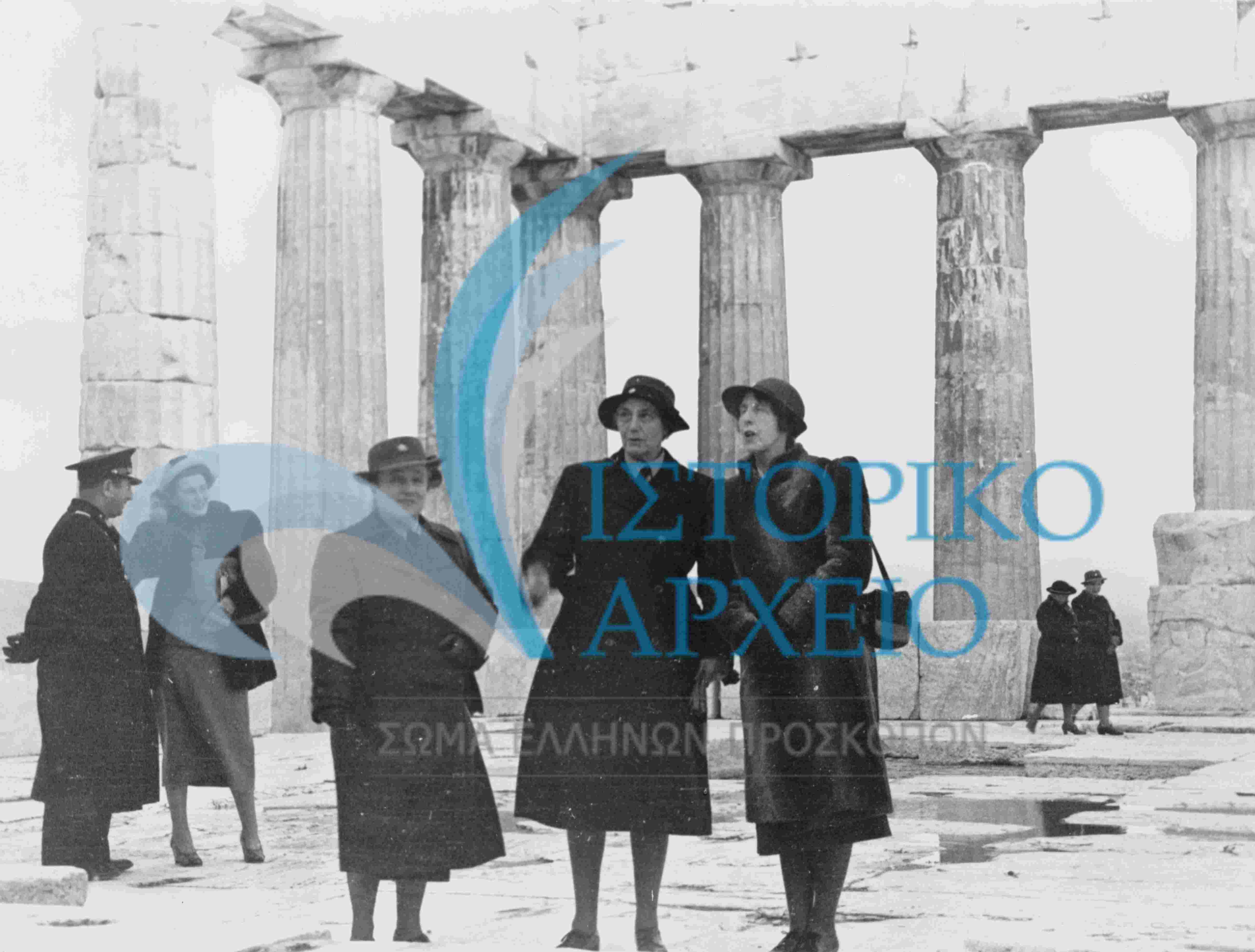 Επίσκεψη της Όλαφ Μπέιντεν Πάουελ στην Ακρόπολη κατά την περιοδεία της στην Αθήνα το 1948.