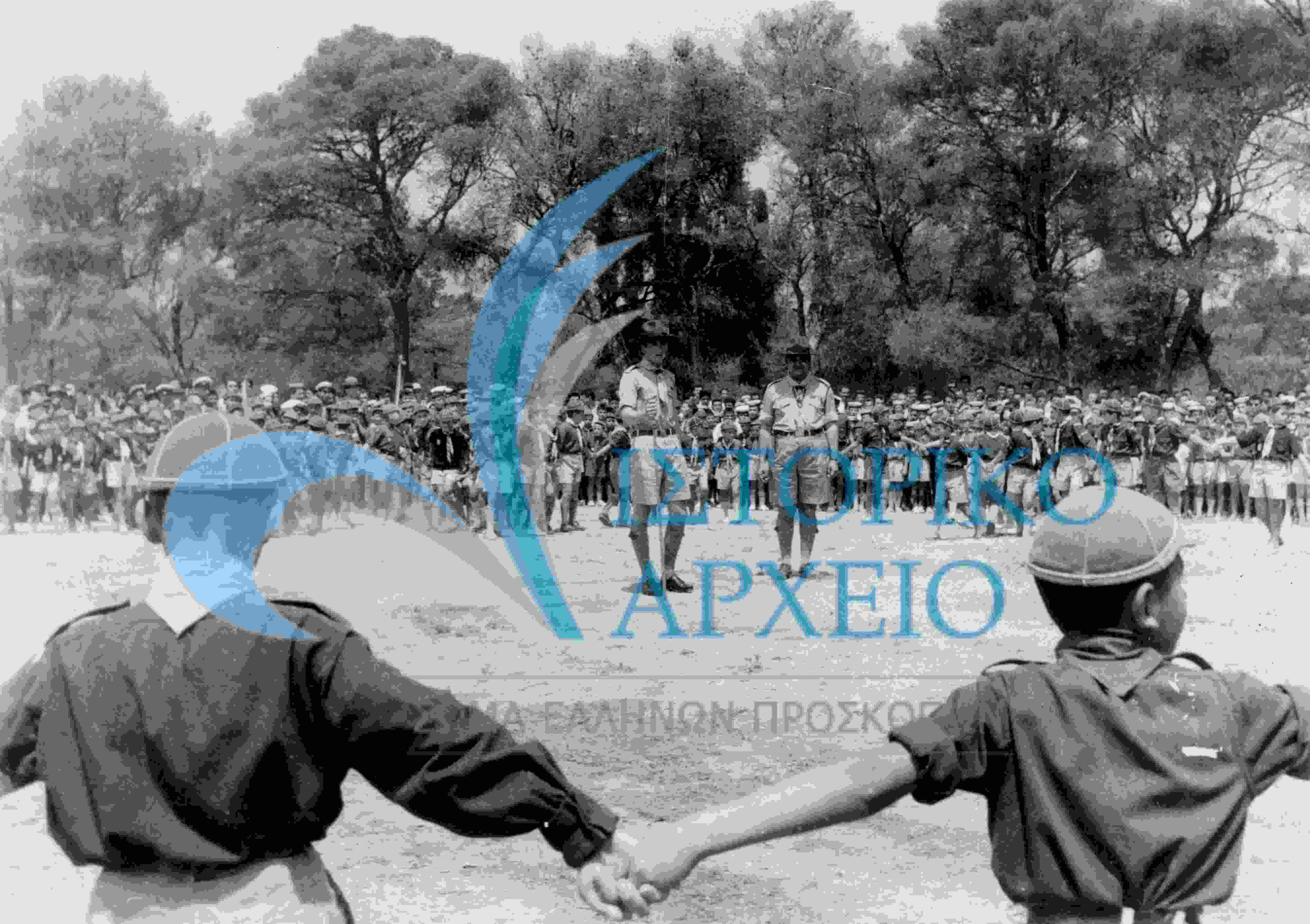 Λυκόπουλα σχηματίζουν κύκλο μεγάλης κραυγής στην τελετή ανακήρυξης Αρχιπροσκόπου του Διαδόχου Κωνσταντίνου το 1959 στο ΠΥ.ΒΑ.