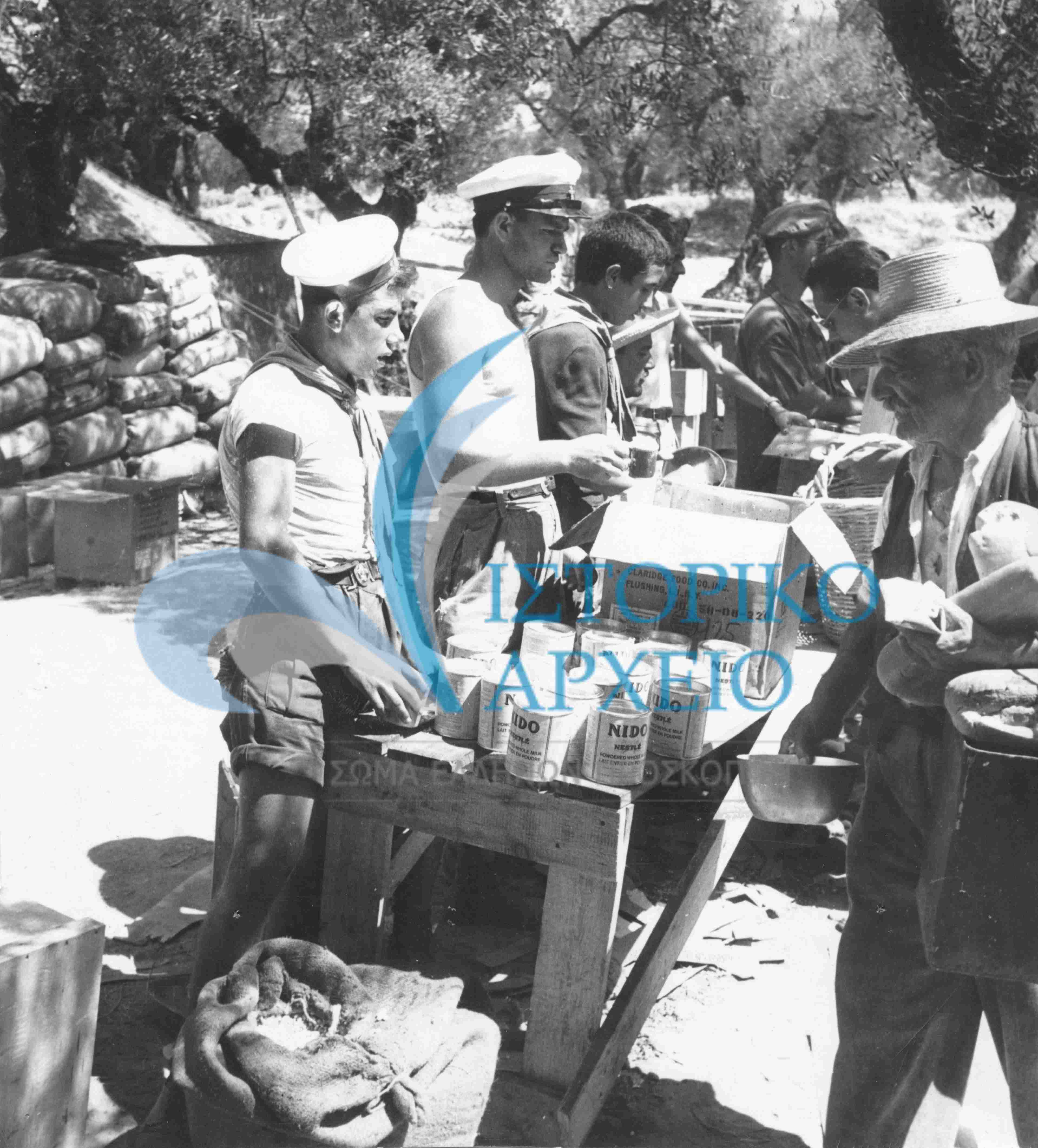 Ναυτοπρόσκοποι σε διανομή βοήθειας τροφίμων σε σεισμοπαθείς των Επτανήσων.