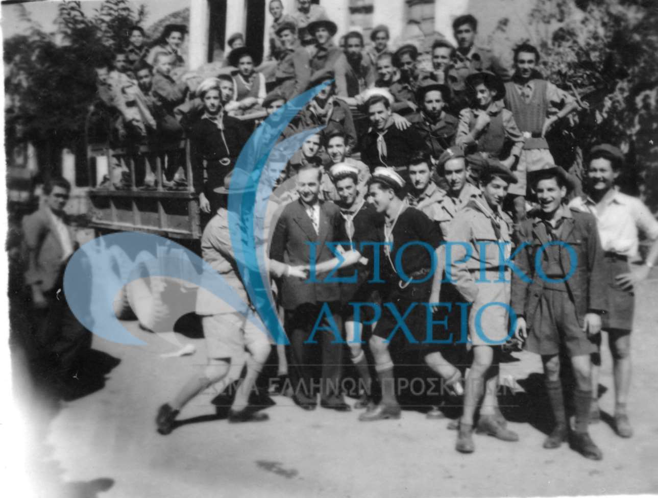 Ο ΠΕ Καστοριάς επιστρέφει μαζί με προσκοπικά τμήματα από την επίσκεψη σε στρατιωτικά φυλάκια της παραμεθορίου το 1949.