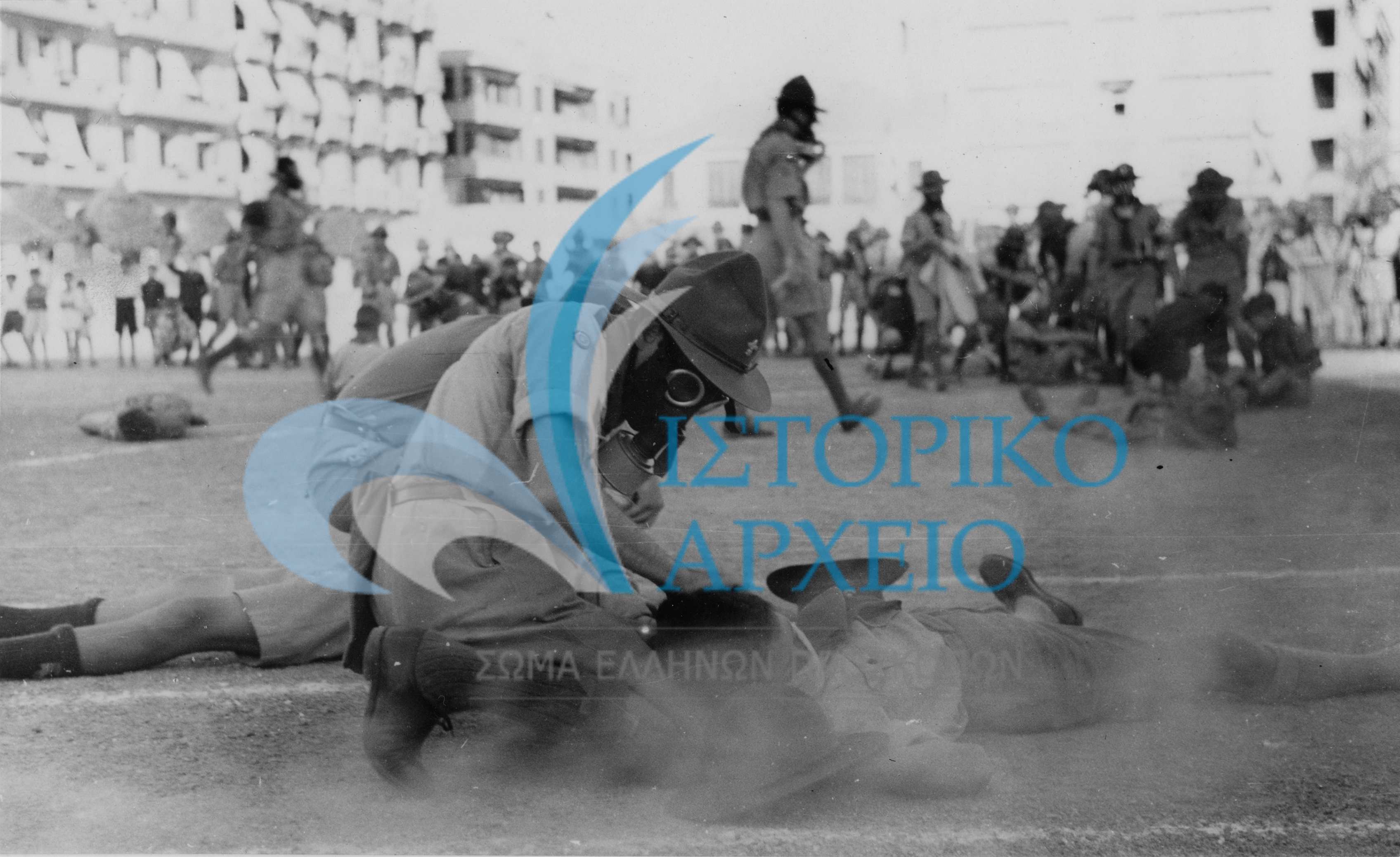 Έλληνες Πρόσκοποι στο Πορτ Σαιδ σε άσκηση αντιμετώπισης αεροπορικής επιδρομής του Γαλλικού Ερυθρού Σταυρού το 1938. 