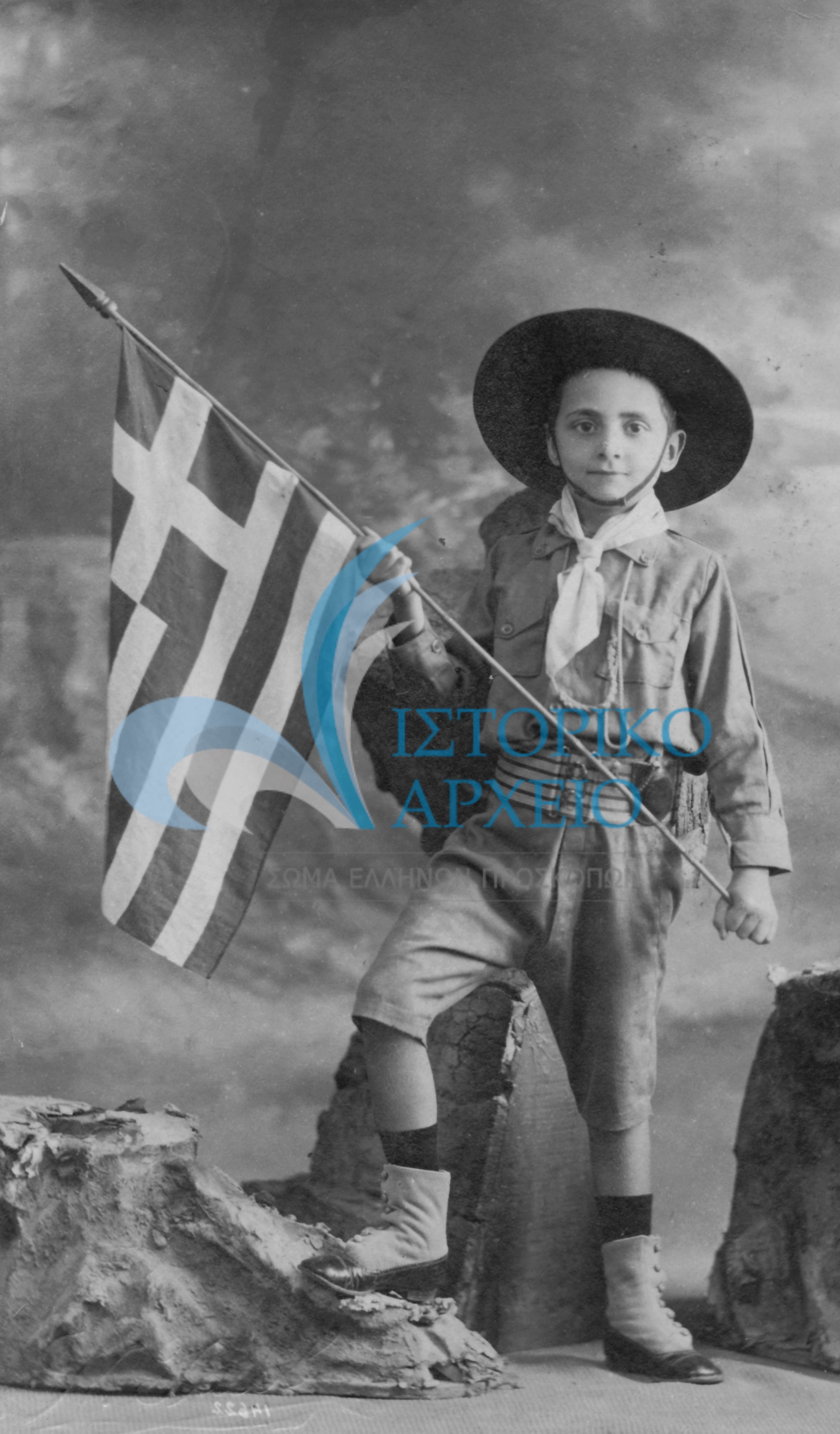 Ο μετέπειτα Περιφερειακός Έφορος Αλεξάνδρειας Αιγύπτου Λουκάς Καλόγηρος σε προσκοπική εμφάνιση το 1913.