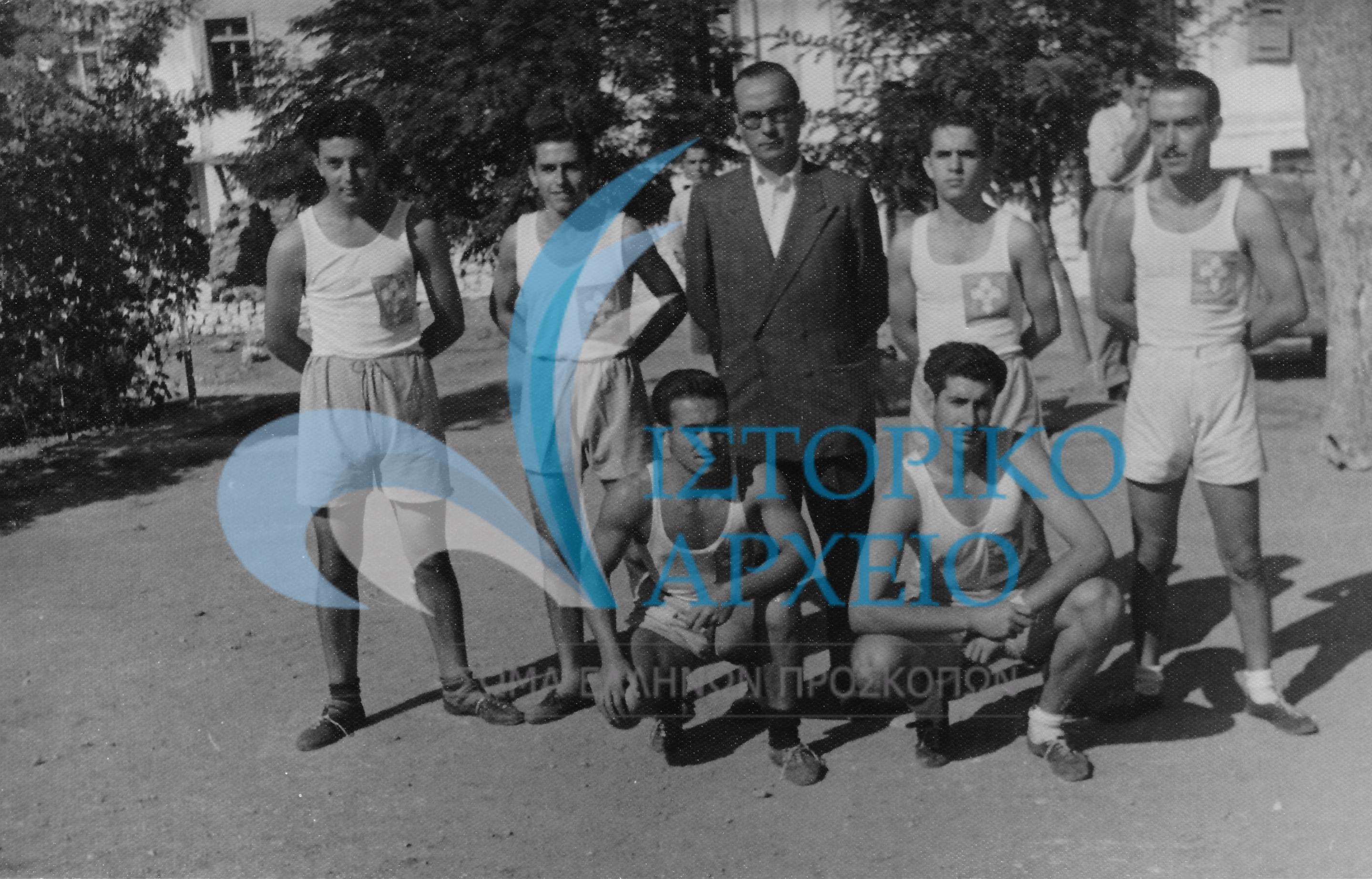 Πρόσκοποι αθλητές στη Χαλκίδα. Μεταξύ τους ο Γ. Λαουτάρης.