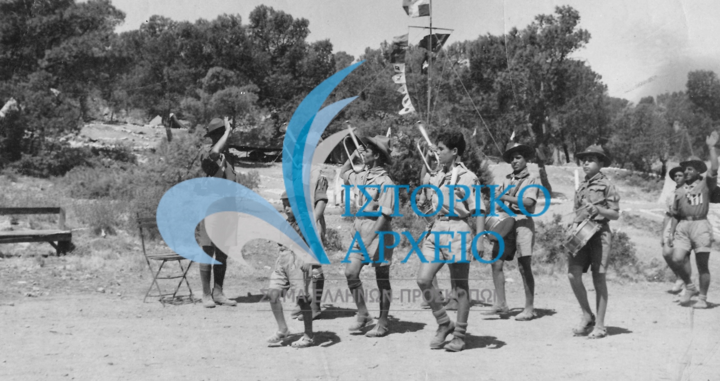 Η 23η Ομάδα Αρμενίων Προσκόπων σε παρέλαση μπροστά από τον αρχηγό της.