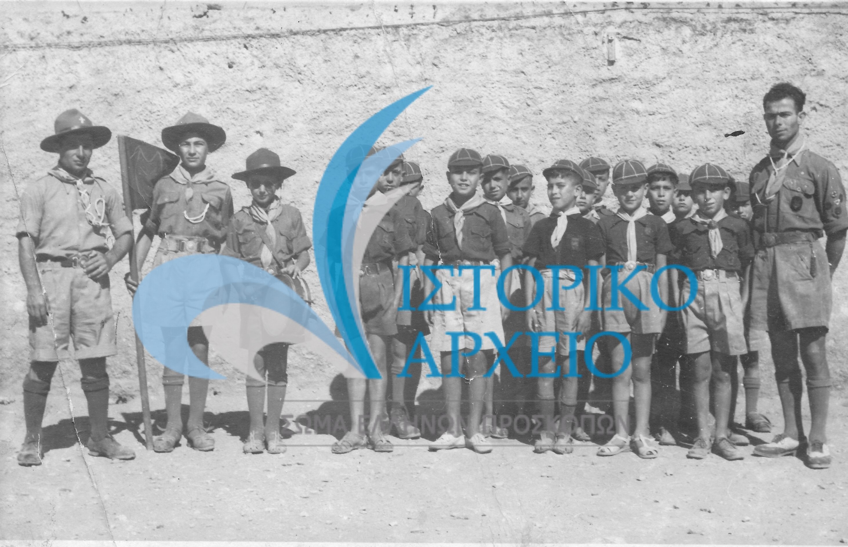 Η 23η Αγέλη Αρμενίων Προσκόπων με τον αρχηγό της Γκαρό Νταμεριάν στο γήπεδο του Πανιωνίου στη Νέα Σμύρνη μετά την απονομή επάθλου το 1945.
