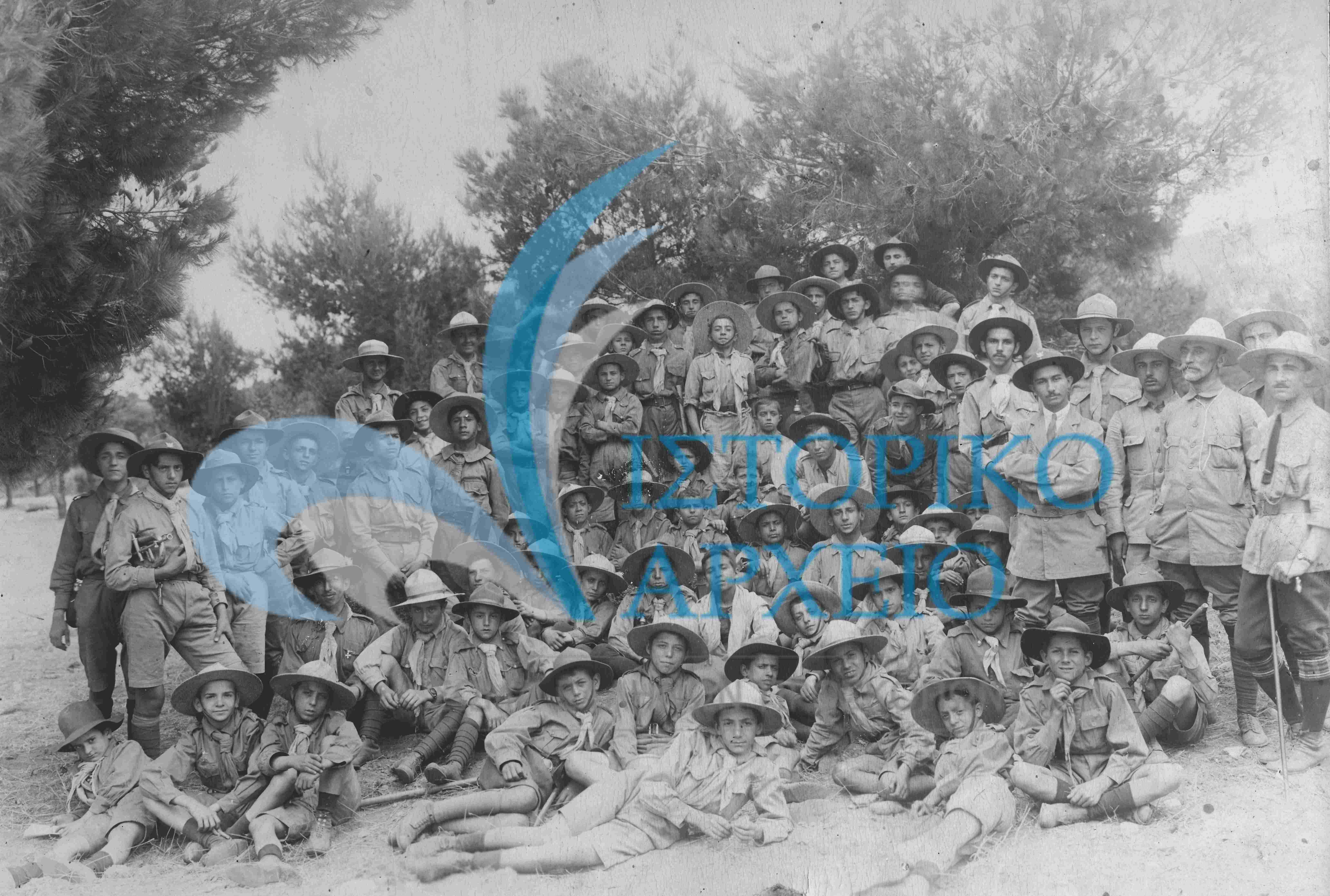Πρόσκοποι της Αθήνας σε κατασκήνωση στο Κεφαλάρι Κηφισιάς το 1914. Στα δεξιά διακρίνεται ο Μ. Μίνδλερ.