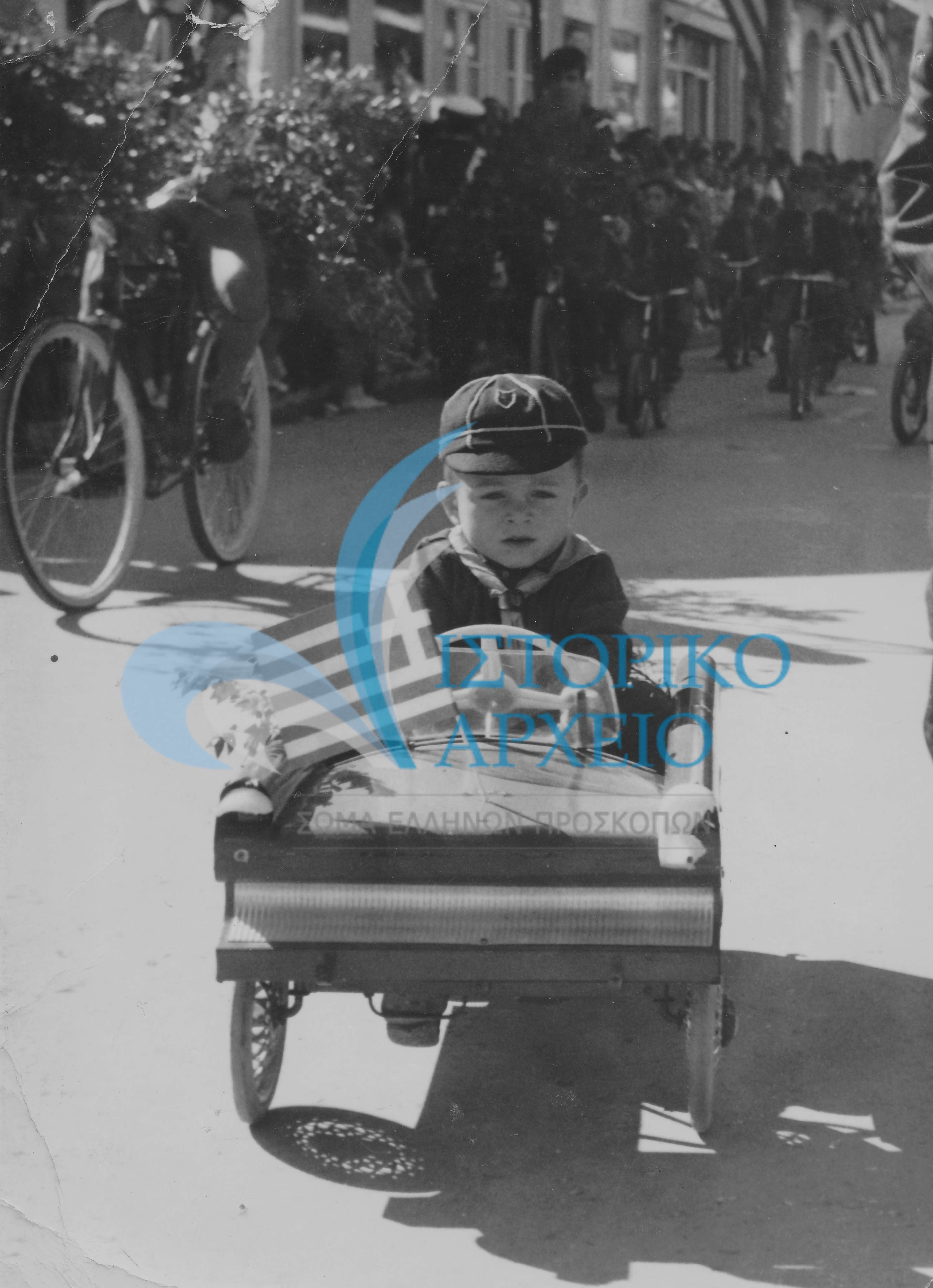 Λυκόπουλο σε παρέλαση μαζί με ποδηλάτες προσκόπους.