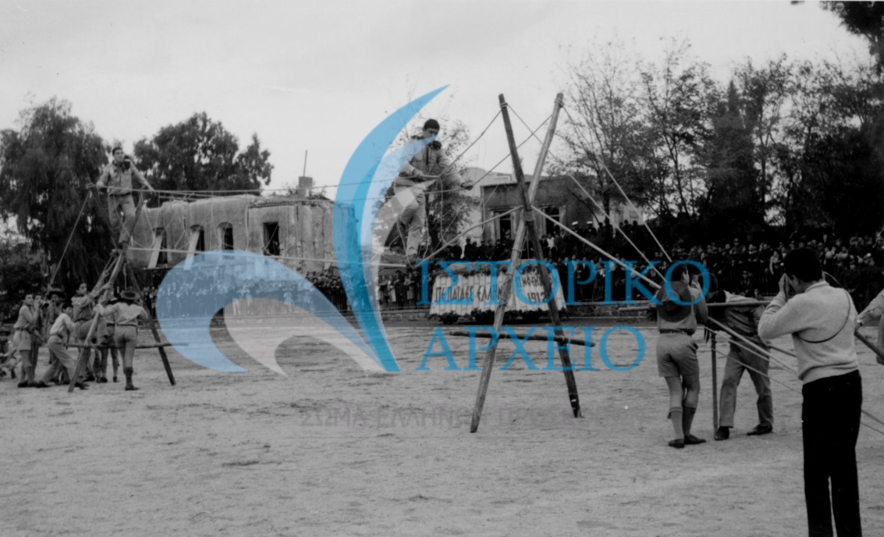 Προσκοπική επίδειξη διέλευσης αυτοσχέδιας γέφυρας από τους προσκόπους της Χίου κατά τις εορταστικές εκδηλώσεις απελευθέρωσης της νήσου.