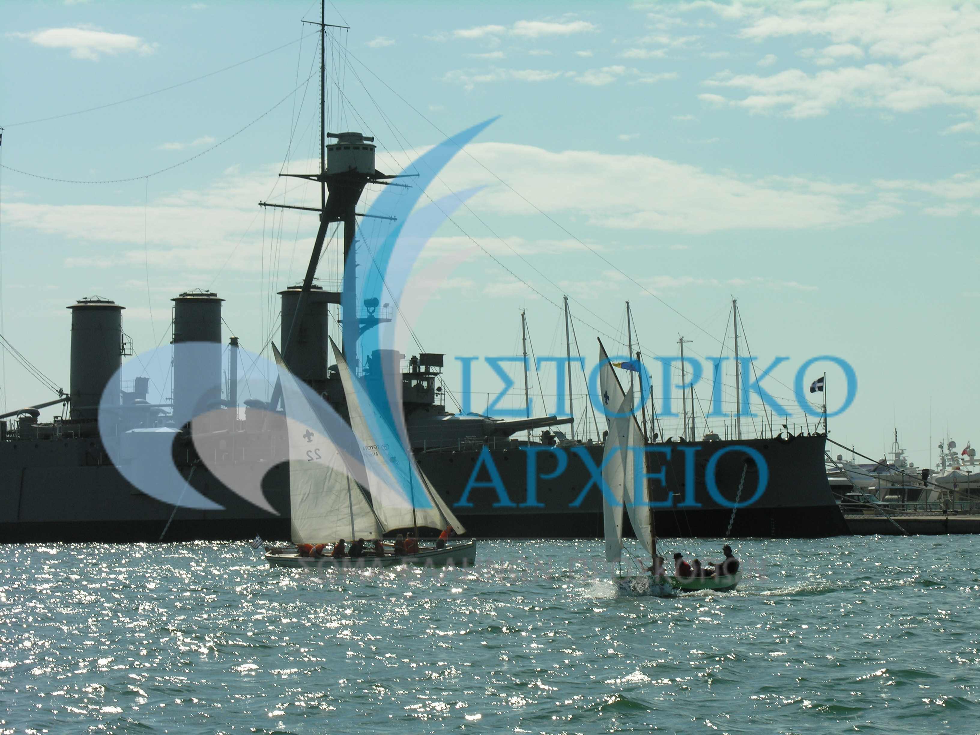 Στιγμιότυπο από τους 8ους Ναυτοπροσκοπικούς Αγώνες στο Δέλτα Φαλήρου δίπλα στο Θ/Κ Αβέρωφ.