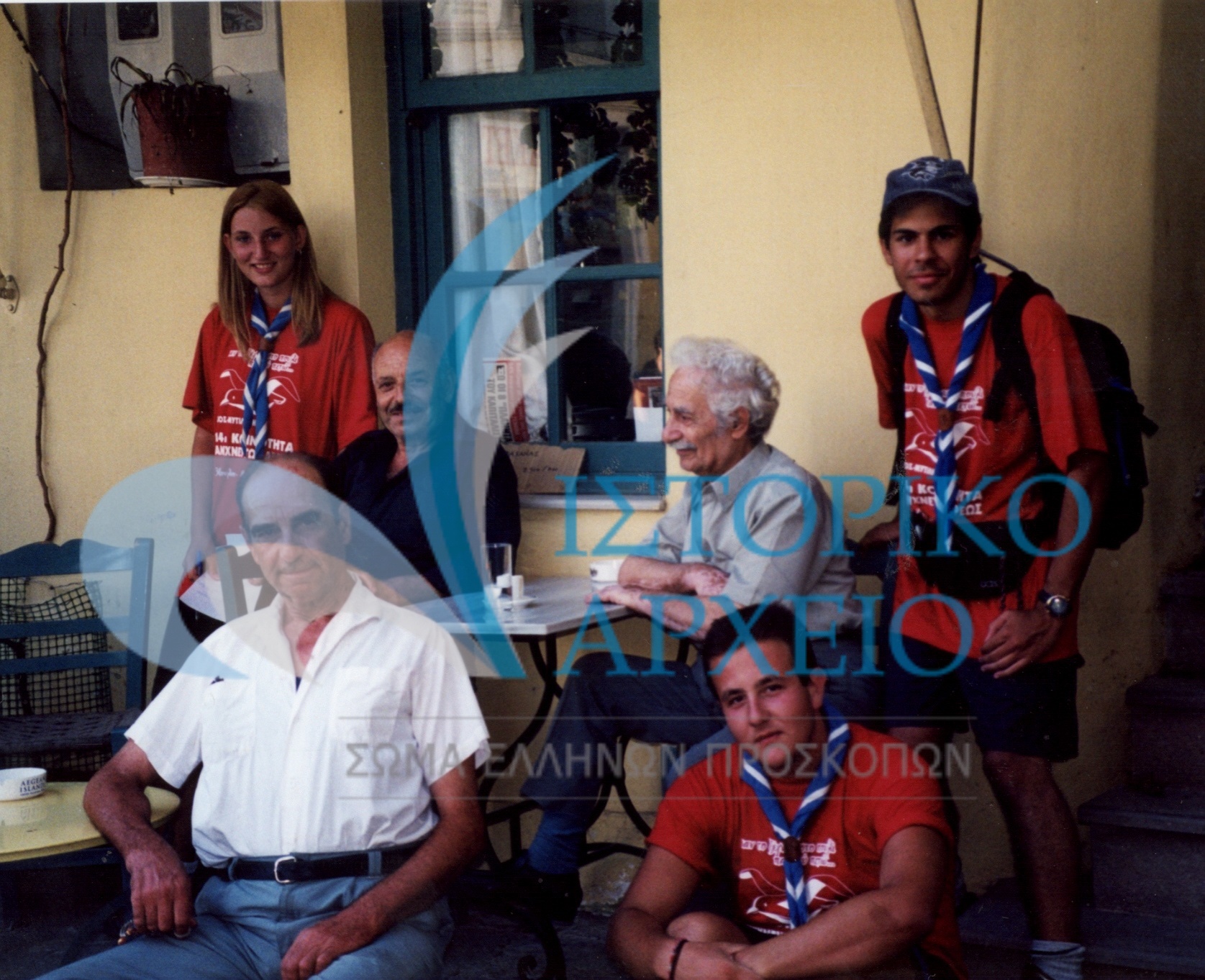 Η 14η Κοινότητα Άρεως συνομιλούν με ηλικιωμένους σε καφενείο της Μυτιλήνης κατά τη διάρκεια Μεγάλης Δράσης το 2001.