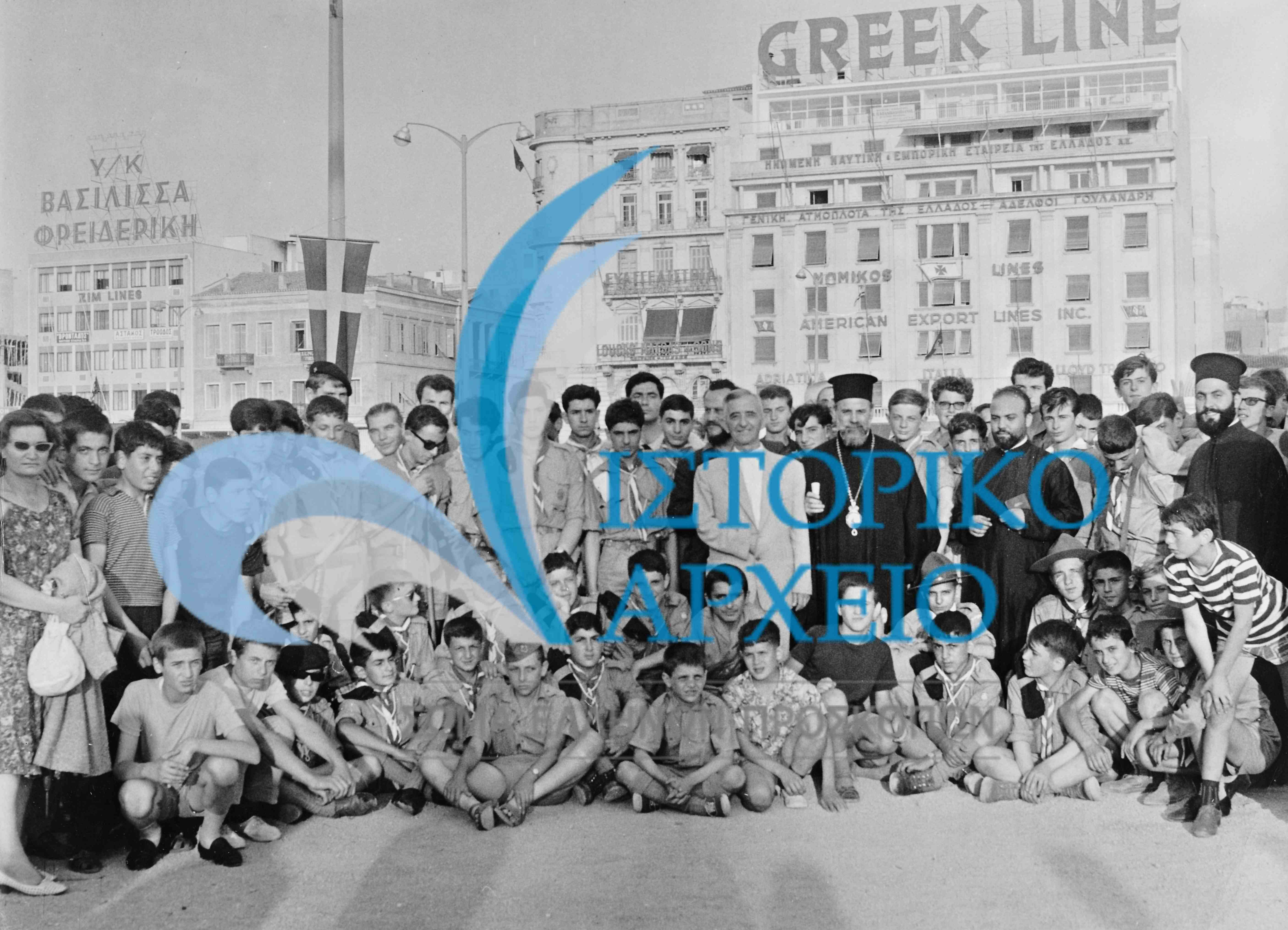 Στιγμιότυπο από την άφιξη των 150 Ελλήνων Προσκόπων από την Γαλλία στο λιμάνι του Πειραιά το 1962. Επικεφαλής τους ο Μητροπολίτης Μελέτιος.