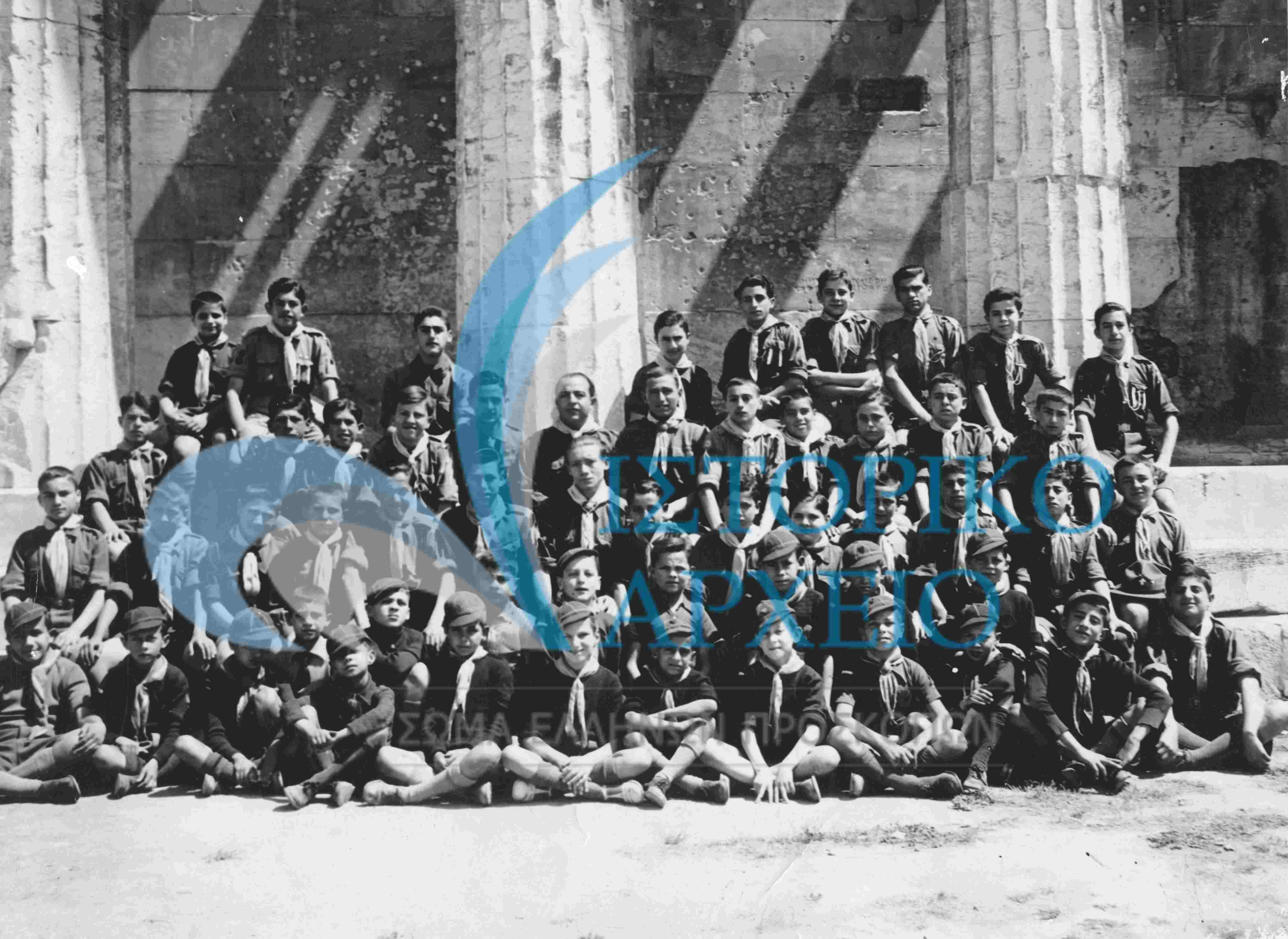 Πρόσκοποι και λυκόπουλα της Αθήνας σε φωτογραφία στον Παρθενώνα.